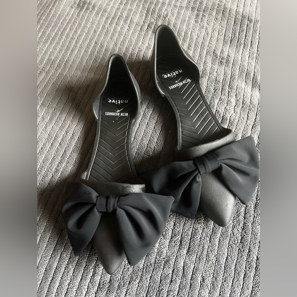 Native Women's Elegant Black Flats with Bow - Picture 2 of 4